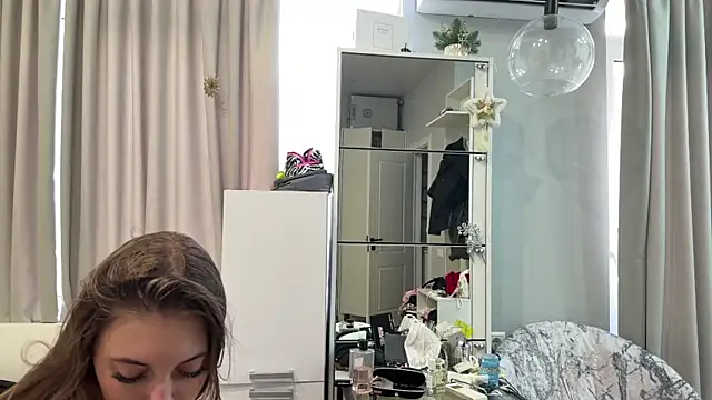 Snapshot of selena_favn chatting on 06/25/26, 05:12 selena favn online show from 06/25/26, 05:12