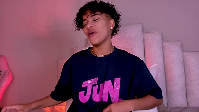 Snapshot of BeckaBlue chatting on 04/18/26, 01:04 BeckaBlue online show from 04/18/26, 01:04