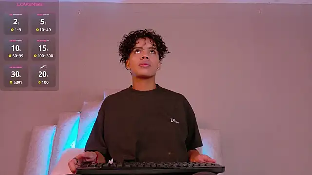 Snapshot of BeckaBlue chatting on 04/21/26, 12:55 BeckaBlue online show from 04/21/26, 12:55