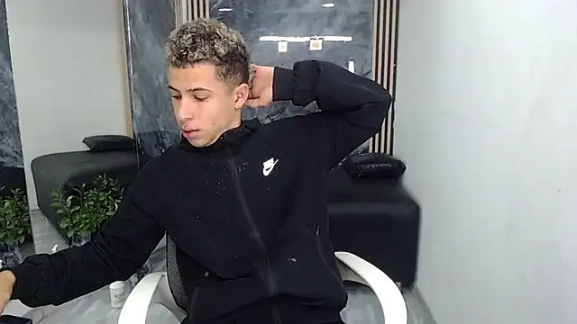 Snapshot of Hollmanhot chatting on 04/17/26, 11:35 Hollmanhot online show from 04/17/26, 11:35