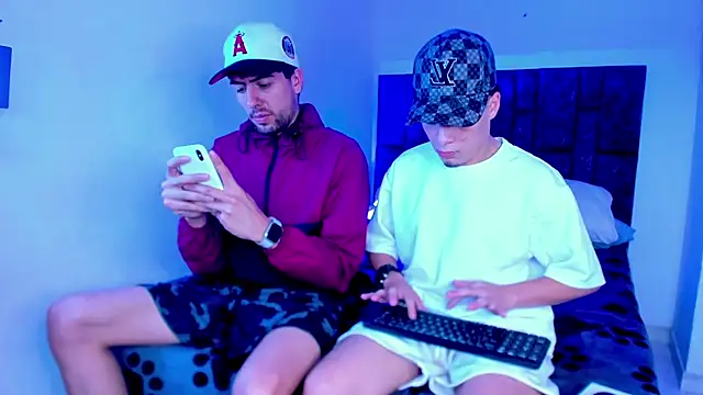 Snapshot of alex_and_christhoper chatting on 03/27/26, 01:33 alex and christhoper online show from 03/27/26, 01:33