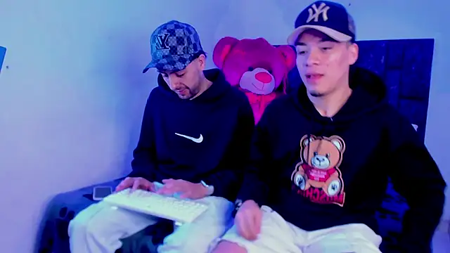 Snapshot of alex_and_christhoper chatting on 03/29/26, 08:25 alex and christhoper online show from 03/29/26, 08:25