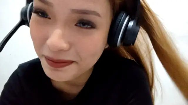 Snapshot of EllieCoconut001 chatting on 04/15/26, 10:33 EllieCoconut001 online show from 04/15/26, 10:33