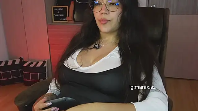 Snapshot of Mara_HugeAss chatting on 03/29/26, 03:39 Mara HugeAss online show from 03/29/26, 03:39