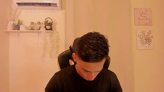 Snapshot of sexy_andres01 chatting on 03/13/26, 05:03 sexy andres01 online show from 03/13/26, 05:03