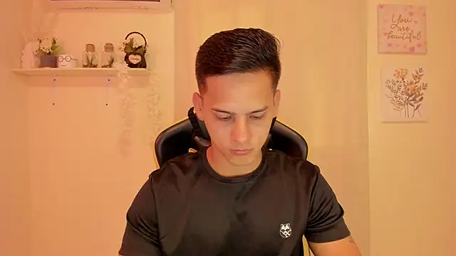 Snapshot of sexy_andres01 chatting on 03/15/26, 02:45 sexy andres01 online show from 03/15/26, 02:45