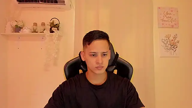 Snapshot of sexy_andres01 chatting on 03/21/26, 01:26 sexy andres01 online show from 03/21/26, 01:26