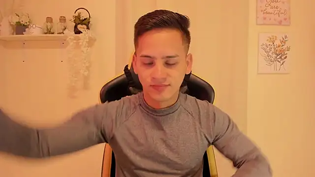 Snapshot of sexy_andres01 chatting on 03/22/26, 01:14 sexy andres01 online show from 03/22/26, 01:14