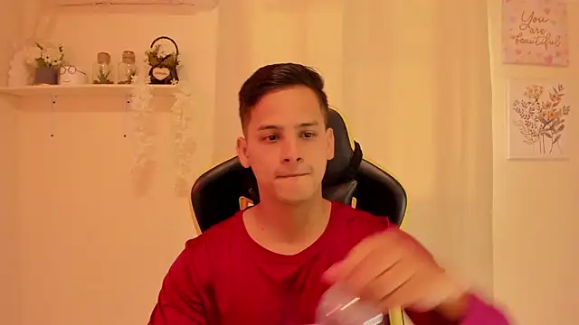 Snapshot of sexy_andres01 chatting on 04/09/26, 02:44 sexy andres01 online show from 04/09/26, 02:44