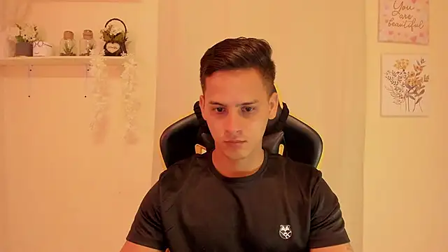 Snapshot of sexy_andres01 chatting on 04/11/26, 03:00 sexy andres01 online show from 04/11/26, 03:00