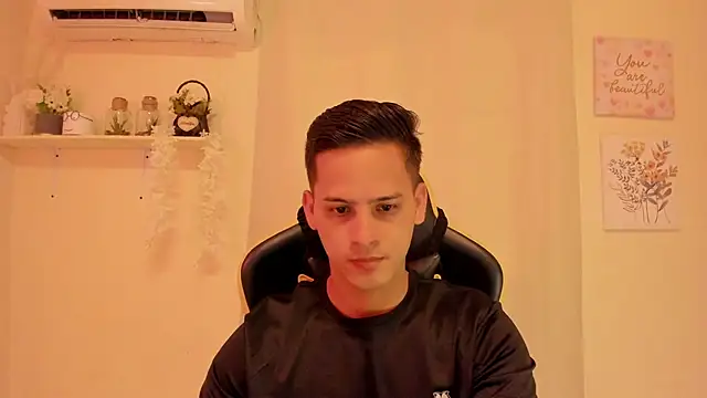 Snapshot of sexy_andres01 chatting on 04/11/26, 02:43 sexy andres01 online show from 04/11/26, 02:43