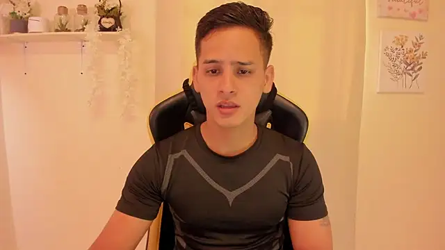 Snapshot of sexy_andres01 chatting on 04/12/26, 02:33 sexy andres01 online show from 04/12/26, 02:33