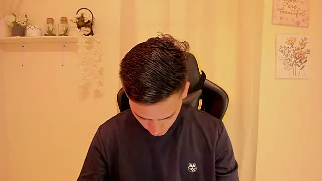 Snapshot of sexy_andres01 chatting on 04/16/26, 01:45 sexy andres01 online show from 04/16/26, 01:45