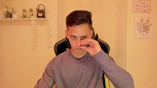 Snapshot of sexy_andres01 chatting on 04/20/26, 01:14 sexy andres01 online show from 04/20/26, 01:14