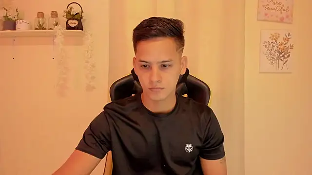 Snapshot of sexy_andres01 chatting on 04/25/26, 02:47 sexy andres01 online show from 04/25/26, 02:47