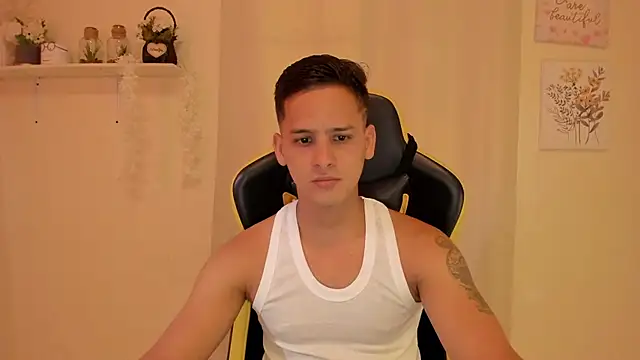 Snapshot of sexy_andres01 chatting on 04/27/26, 01:42 sexy andres01 online show from 04/27/26, 01:42