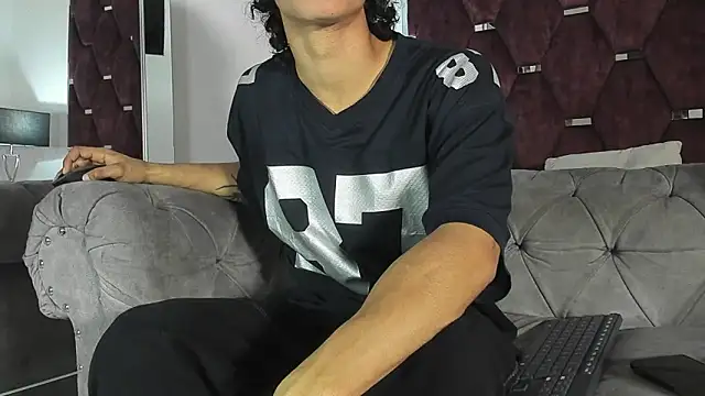 Snapshot of TonyBenedetti chatting on 04/17/26, 08:12 TonyBenedetti online show from 04/17/26, 08:12