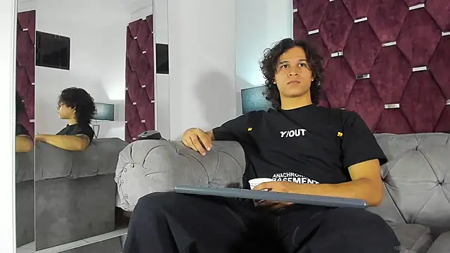 Snapshot of TonyBenedetti chatting on 04/21/26, 08:01 TonyBenedetti online show from 04/21/26, 08:01