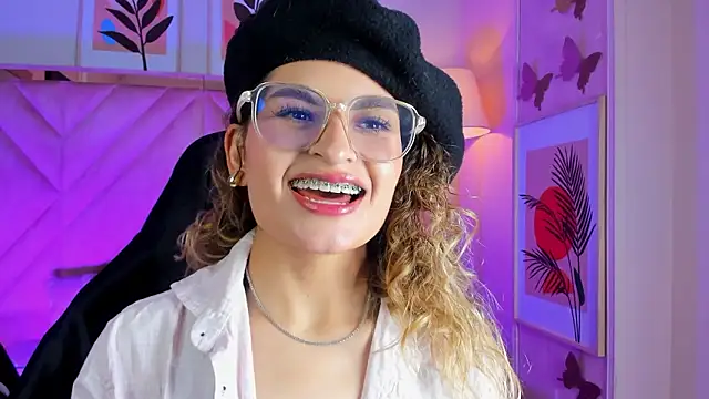 Snapshot of emilyjonesss_ chatting on 03/19/26, 08:46 emilyjonesss online show from 03/19/26, 08:46