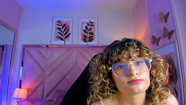 Snapshot of emilyjonesss_ chatting on 03/24/26, 09:20 emilyjonesss online show from 03/24/26, 09:20