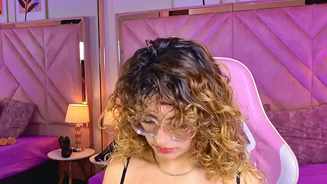 Snapshot of emilyjonesss_ chatting on 04/06/26, 07:48 emilyjonesss online show from 04/06/26, 07:48