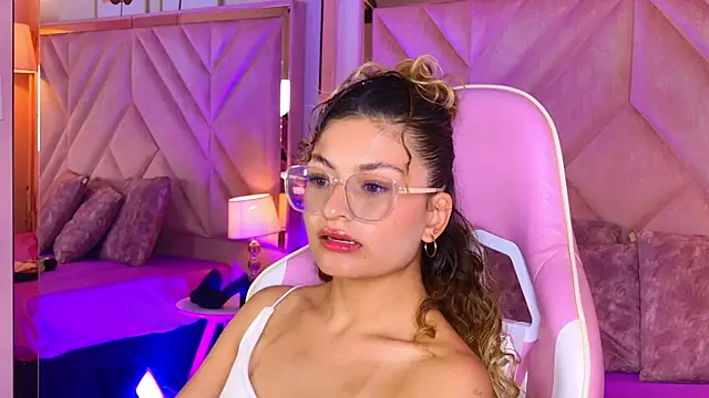 Snapshot of emilyjonesss_ chatting on 04/09/26, 08:25 emilyjonesss online show from 04/09/26, 08:25