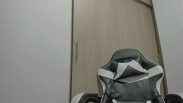 Snapshot of Axel__Blaze chatting on 03/14/26, 01:27 Axel Blaze online show from 03/14/26, 01:27