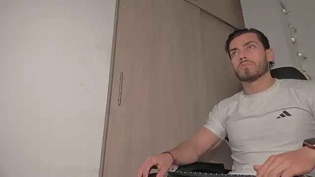 Snapshot of Axel__Blaze chatting on 03/24/26, 12:10 Axel Blaze online show from 03/24/26, 12:10