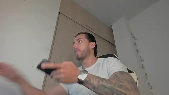 Snapshot of Axel__Blaze chatting on 04/08/26, 12:16 Axel Blaze online show from 04/08/26, 12:16