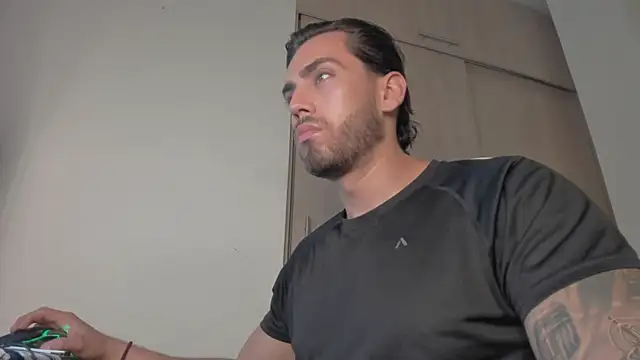 Snapshot of Axel__Blaze chatting on 04/14/26, 12:33 Axel Blaze online show from 04/14/26, 12:33