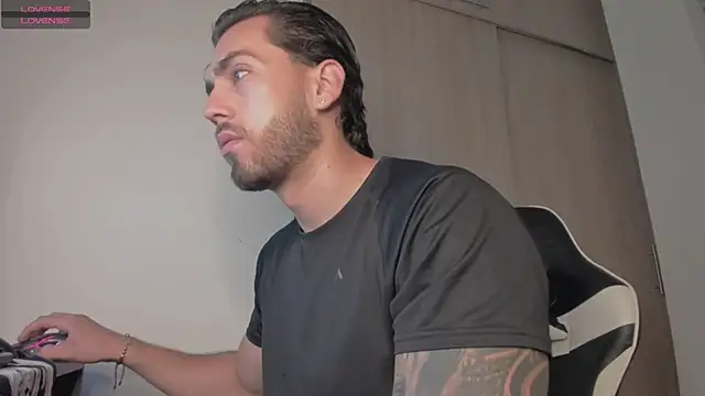 Snapshot of Axel__Blaze chatting on 04/15/26, 01:07 Axel Blaze online show from 04/15/26, 01:07