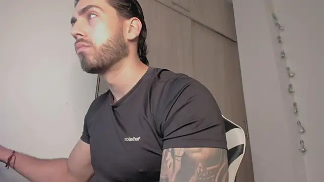 Snapshot of Axel__Blaze chatting on 04/20/26, 01:03 Axel Blaze online show from 04/20/26, 01:03