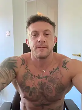 Snapshot of lockedinlad chatting on 04/25/26, 01:14 lockedinlad online show from 04/25/26, 01:14