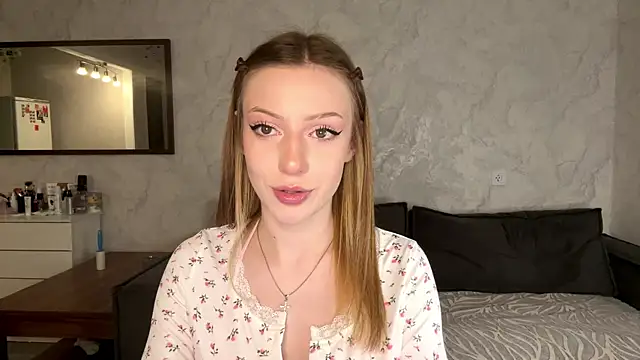Snapshot of Rosalielue chatting on 06/20/26, 06:00 Rosalielue online show from 06/20/26, 06:00