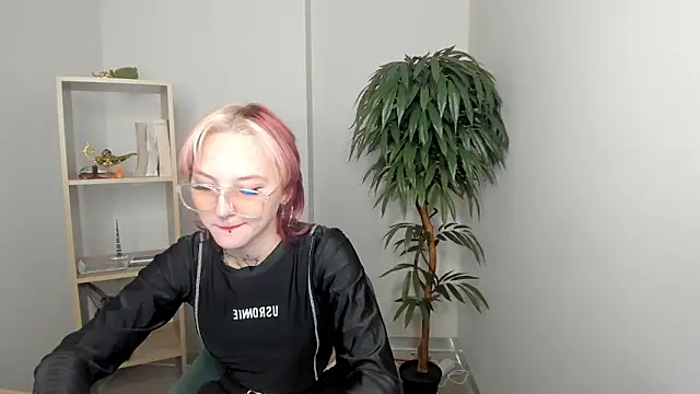 LilySalmond online show from 03/06/26, 08:11