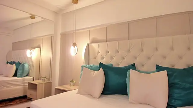 Snapshot of raquel_mooon chatting on 03/27/26, 05:01 raquel mooon online show from 03/27/26, 05:01