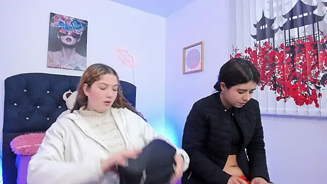 Snapshot of valeria_and_zoe chatting on 03/04/26, 01:28 valeria and zoe online show from 03/04/26, 01:28