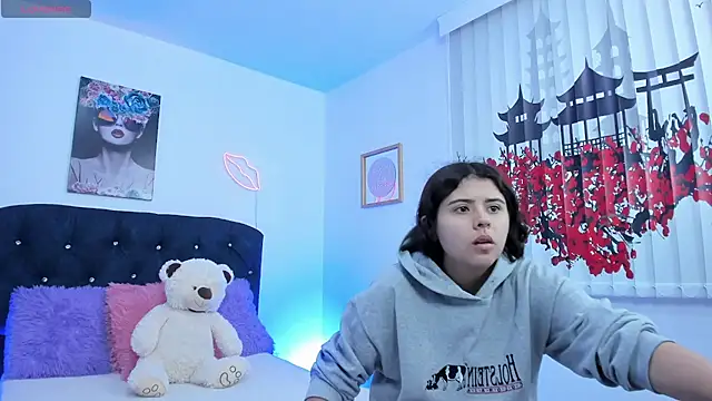 Snapshot of valeria_and_zoe chatting on 03/27/26, 03:01 valeria and zoe online show from 03/27/26, 03:01