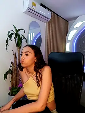 Snapshot of ritzabeth_daniel chatting on 05/13/26, 03:15 ritzabeth daniel online show from 05/13/26, 03:15