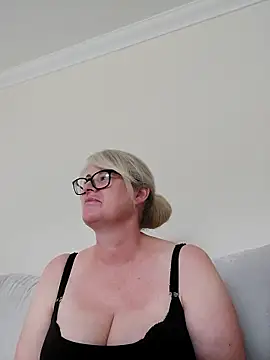Snapshot of FlirtyFleur-x chatting on 04/09/26, 11:59 FlirtyFleur-x online show from 04/09/26, 11:59