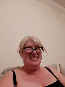 Snapshot of FlirtyFleur-x chatting on 04/18/26, 07:58 FlirtyFleur-x online show from 04/18/26, 07:58