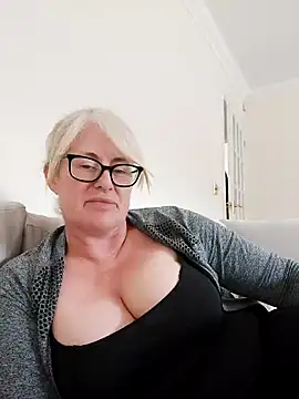 Snapshot of FlirtyFleur-x chatting on 04/21/26, 11:05 FlirtyFleur-x online show from 04/21/26, 11:05