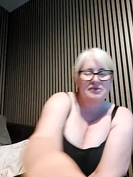 Snapshot of FlirtyFleur-x chatting on 05/06/26, 05:51 FlirtyFleur-x online show from 05/06/26, 05:51
