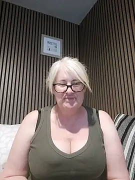 Snapshot of FlirtyFleur-x chatting on 05/08/26, 10:20 FlirtyFleur-x online show from 05/08/26, 10:20