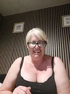Snapshot of FlirtyFleur-x chatting on 05/24/26, 09:42 FlirtyFleur-x online show from 05/24/26, 09:42