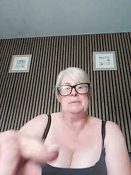 Snapshot of FlirtyFleur-x chatting on 05/29/26, 03:10 FlirtyFleur-x online show from 05/29/26, 03:10