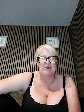 Snapshot of FlirtyFleur-x chatting on 06/07/26, 12:53 FlirtyFleur-x online show from 06/07/26, 12:53