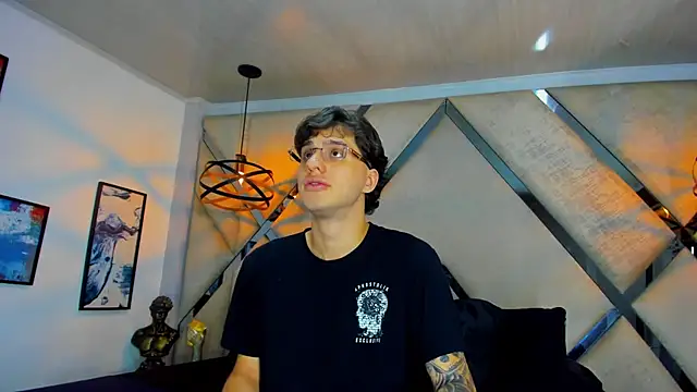 Snapshot of EXCLUSIVE8 chatting on 04/02/26, 04:32 EXCLUSIVE8 online show from 04/02/26, 04:32