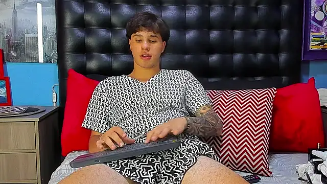 Snapshot of EXCLUSIVE8 chatting on 04/06/26, 10:11 EXCLUSIVE8 online show from 04/06/26, 10:11