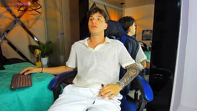 Snapshot of EXCLUSIVE8 chatting on 04/18/26, 04:49 EXCLUSIVE8 online show from 04/18/26, 04:49